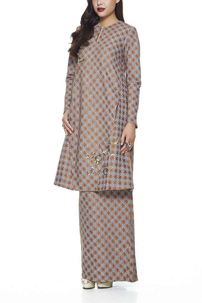 BROWN SAFFRON - A-LINE BAJU KURUNG  WITH BEADING DETAILING NEAR THE CHEST AND HEM WITH FRONT POCKETS ON THE PANELS OF THE TOP (BROWN)