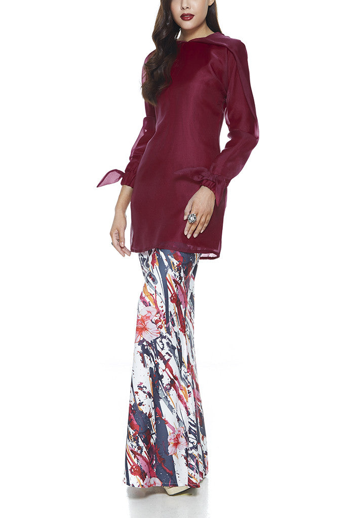 RED SAGE - MODERN ORGANZA BAJU KURUNG FEATURES AN OVERSIZED PLEATED DETAILING ON THE NECKLINE (MAROON)