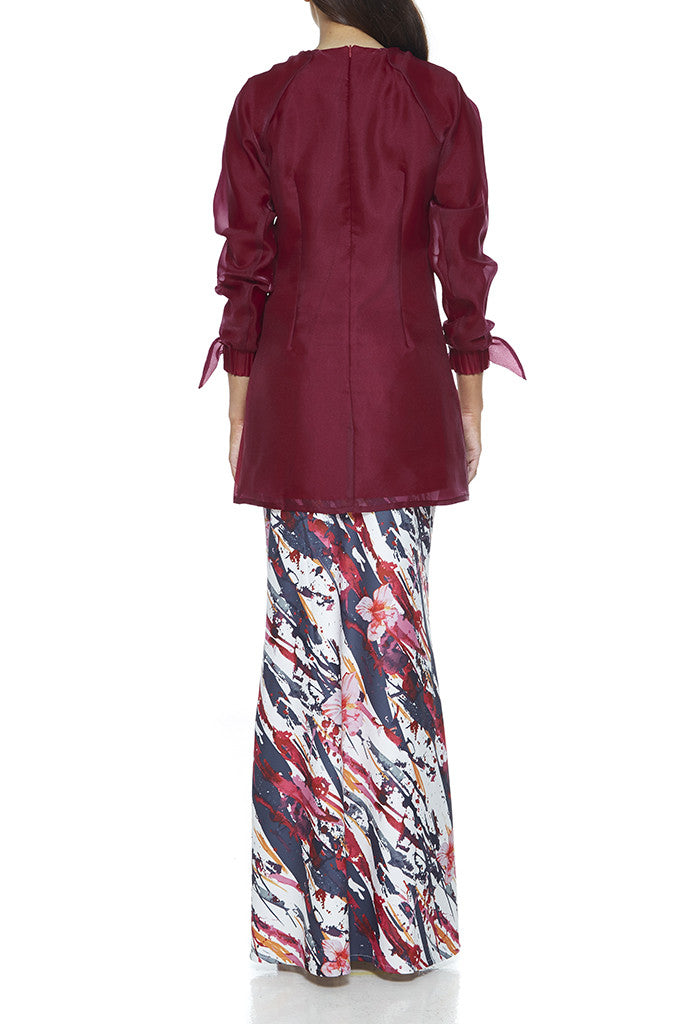 RED SAGE - MODERN ORGANZA BAJU KURUNG FEATURES AN OVERSIZED PLEATED DETAILING ON THE NECKLINE (MAROON)
