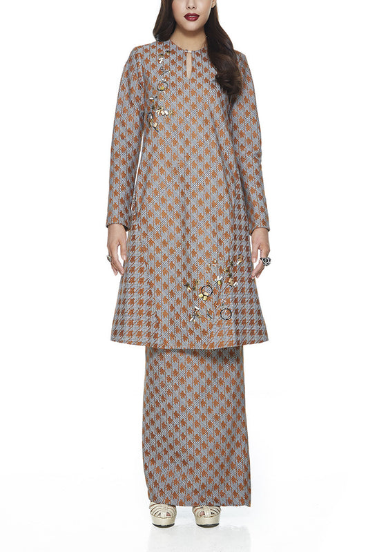 BROWN SAFFRON - A-LINE BAJU KURUNG  WITH BEADING DETAILING NEAR THE CHEST AND HEM WITH FRONT POCKETS ON THE PANELS OF THE TOP (BROWN)