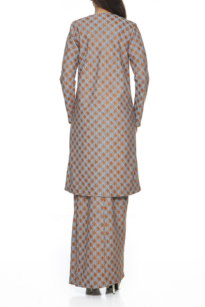 BROWN SAFFRON - A-LINE BAJU KURUNG  WITH BEADING DETAILING NEAR THE CHEST AND HEM WITH FRONT POCKETS ON THE PANELS OF THE TOP (BROWN)