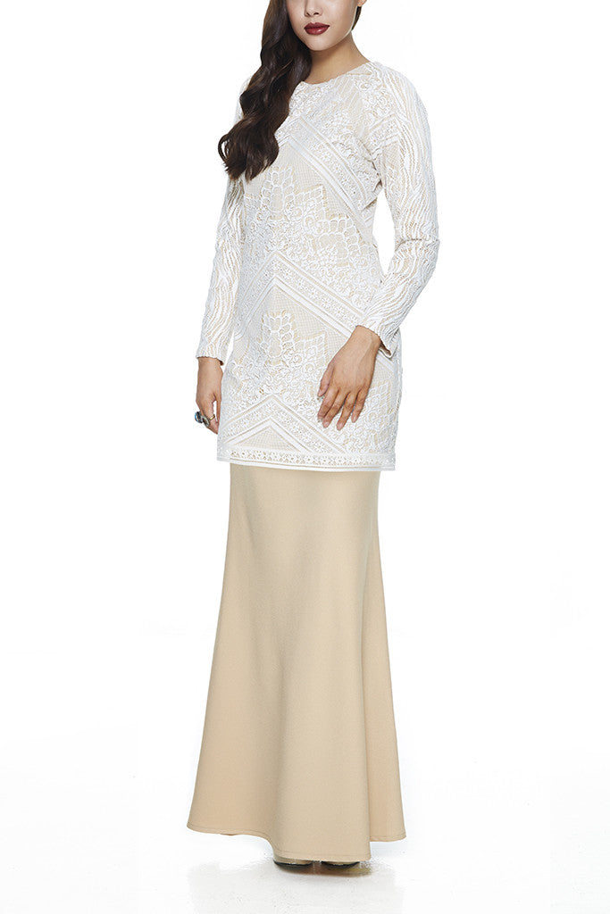 WHITE JINTAN - MODERN BAJU KURUNG WITH 3 VIBRANT EMBROIDERED LACE PANELLINGS (WHITE)